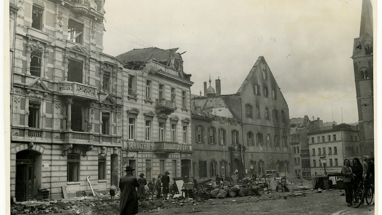 Die ehemalige Synagoge „Bürresheimer Hof“ (Florinsmarkt 11) in Koblenz nach dem Bombenangriff vom 22. April 1944,  © Stadtarchiv Koblenz, StAK FA 1-060, Florinsmarkt (Foto: Herbert Ahrens; mit freundlicher Genehmigung der Landesarchivverwaltung Rheinland-Pfalz)