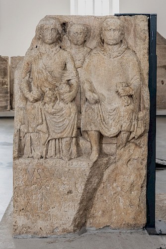 Grabstein des Blussus und der Menimane, 1. Hälfte 1. Jh. n. Chr.
