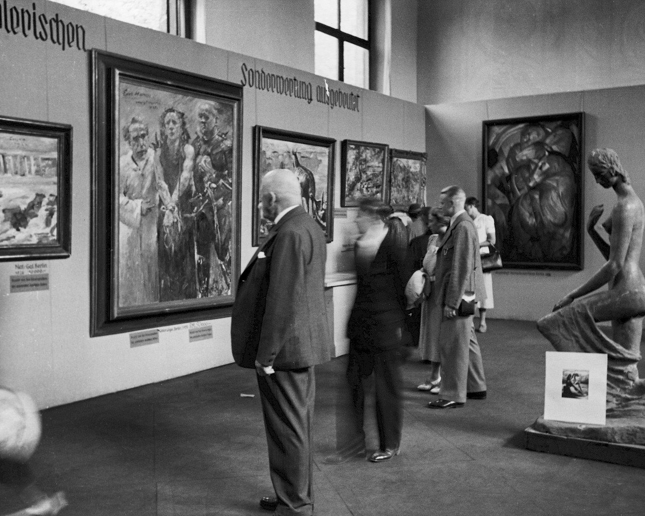 Ausstellung "Entartete Kunst" im Galeriegebäude am Münchener Hofgarten (Eröffnung am 19. Juli 1937). Rechts die „Große Kniende“ von Lehmbruck