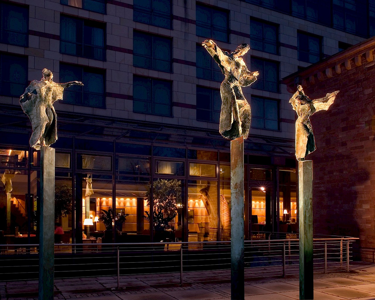 Die Rheintöchter von Karlheinz Oswald am Rheinufer von Mainz