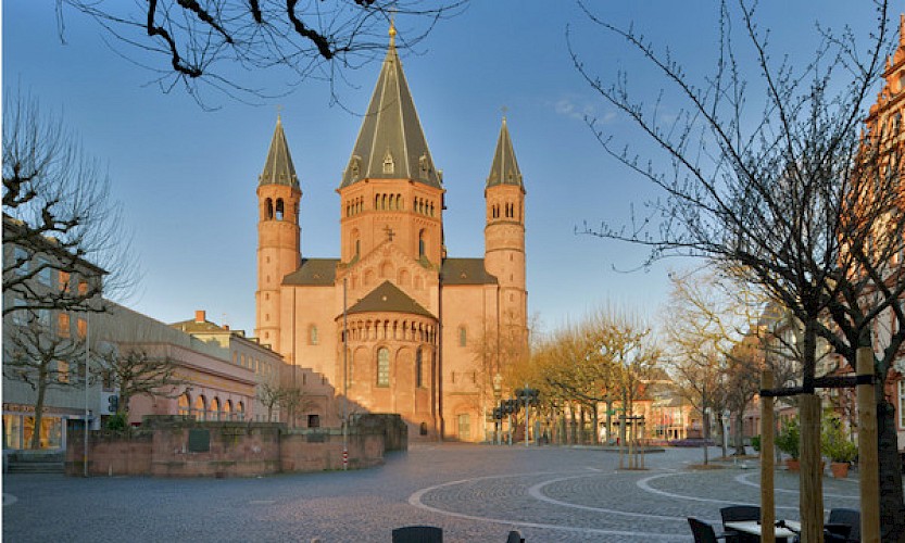 Domplatz und die Kunstwerke von Karoline Weis