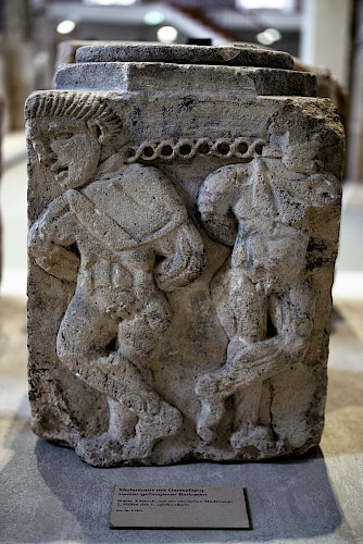 Säulensockel mit Abbildung zweier Gefangener