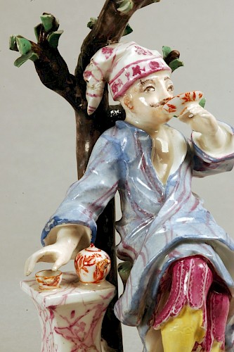 Johann Christoph (von) Lücke (Entwurf); Porzellanmanufaktur Höchst (Ausführung), Teetrinker, um 1752/53, Hartporzellan, farbig staffiert