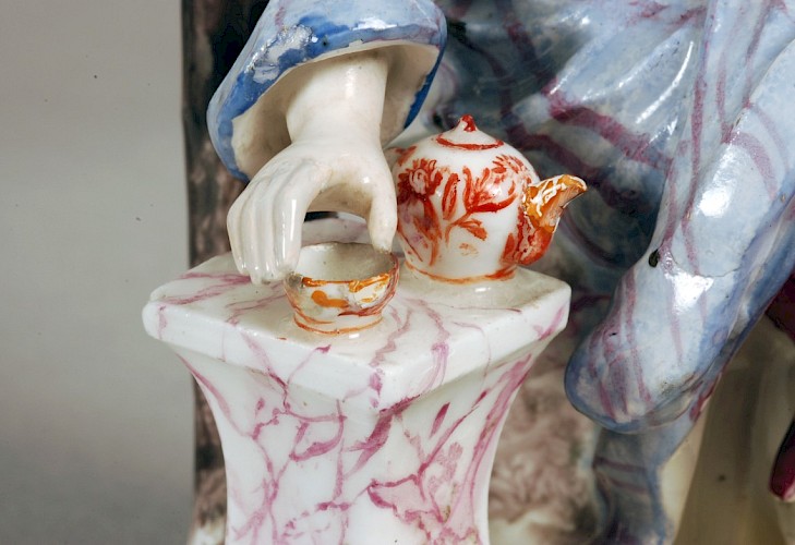 Johann Christoph (von) Lücke (Entwurf); Porzellanmanufaktur Höchst (Ausführung), Teetrinker, um 1752/53, Hartporzellan, farbig staffiert