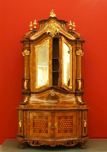 Peter Schuß (um 1730-1773) Schreibschrank (sog. „Cantourgen“), 1763 Verschiedene Hölzer, Spiegelglas und Beschläge aus Metall Inv.Nr. KH 1990/16
