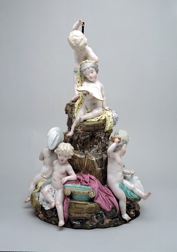 Johann Peter Melchior (1747–1825) für die Porzellanmanufaktur Höchst Berg der Wissenschaften und Künste, um / kurz nach 1770 Porzellan, farbig staffiert, Goldstaffage Inv. Nr. KH 1926/69