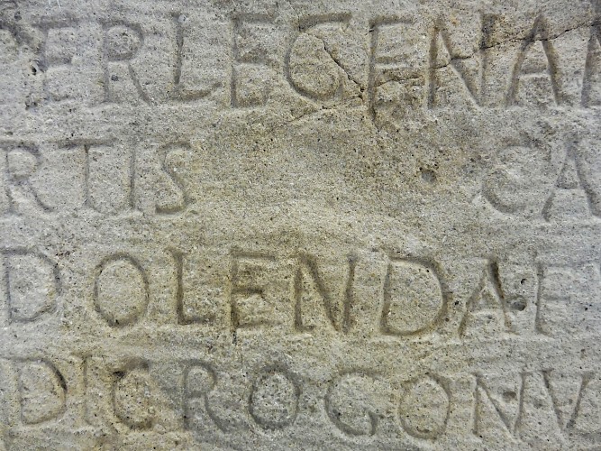 Entf-Taste noch nicht erfunden: Falsche Wörter mussten mühsam mit Hand aus dem Stein „ausradiert“ werden und fehlende Buchstaben in kleine Lücken gequetscht werden.