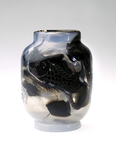 Emile Gallé, Vase mit Karpfen, 1889 Überfangglas, Dekor geschnitten Inv.Nr. KH 1978/15