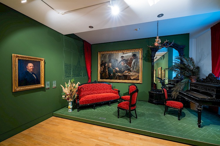 Firma Anton Bembé, Mainz Salongarnitur bestehend aus einem Kanapee, Stühlen, einem Schreibtisch und einem Spiegel, um 1860 / 1910, verschiedene Hölzer, teils gedrechselt, geschnitzt, schwarz lackiert, Inv.Nr. KH 1991/4