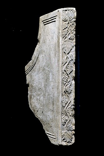 Thronfragment, Mainz, Stadionerhofstraße 2. Hälfte 8. Jh., Kalkstein