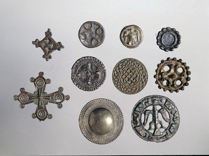 Kleinfunde und Fibeln aus dem Händlerviertel am Rhein