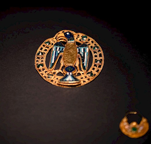 Große Mainzer Adlerfibel Mainz, Ecke Stadthausstraße / Schusterstraße, ca. 975–1025 Gold, Email, Glas