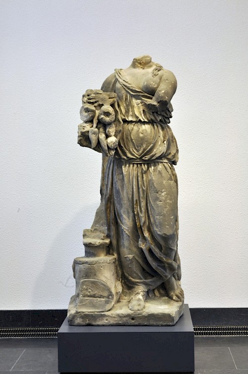 Fragment der Sandsteinfigur "Allegorie der Gartenbaukunst"