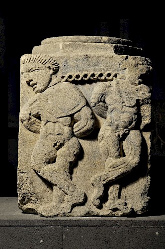 Säulensockel mit Abbildung zweier Gefangener