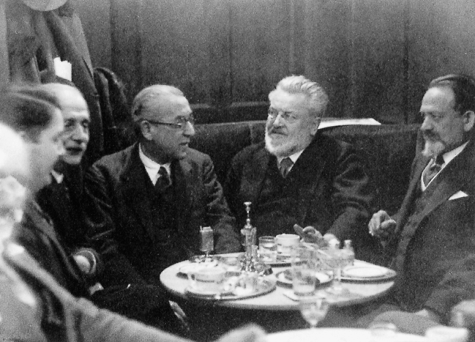 Max Slevogt im Romanischen Café (v. l. n. r.: sein Sohn Wolfgang, Rudolf Levy, Max Slevogt, Emil Orlik), um 1930