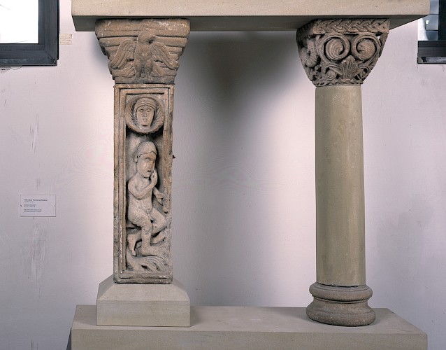 Zwei Säulen einer Fensterarchitektur: Mainz, Reichklarastraße, 2. Hälfte 12. Jahrhundert. Kalkstein, Sandstein. GDKE, Direktion Landesmuseum Mainz
