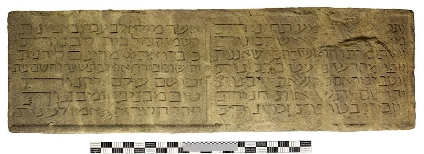 Worms, Synagoge 1034, gelber Sandstein. GDKE, Direktion Landesmuseum Mainz; Original in Worms, eingemauert in der Synagoge