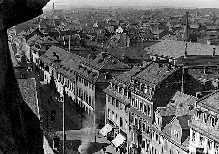 Blick vom Turm der Peterskirche auf das Karree mit den Gebäuden für den ehemaligen kurfürstlichen Marstall. Oben rechts die große Dachfläche der Reithalle  © GDKE, Direktion Landesmuseum Mainz