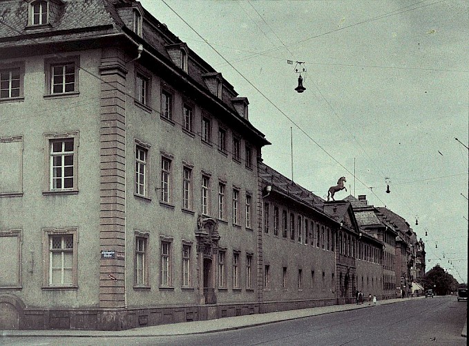 Die damalige Golden-Ross-Kaserne an der Großen Bleiche um 1930. Kolorierte Fotografie © GDKE, Direktion Landesmuseum Mainz