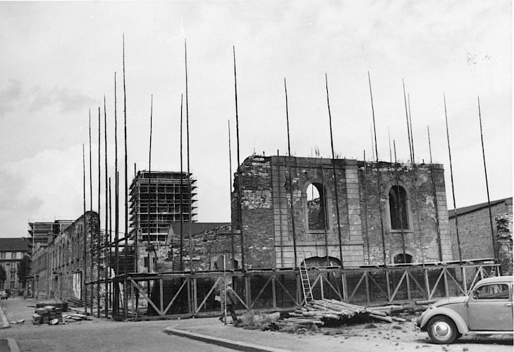 Die kriegszerstörte Reithalle an der Mittleren Bleiche während des Wiederaufbaus um 1960 © GDKE, Direktion Landesmuseum Mainz