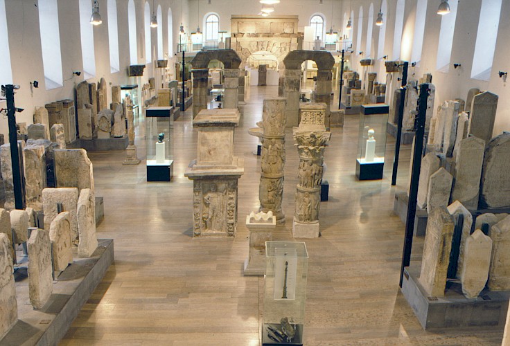 Die einstige Reithalle ist zur Steinhalle geworden. Blick von der östlichen Empore aus © GDKE, Direktion Landesmuseum Mainz