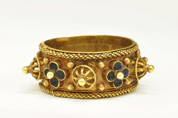 Hochzeitsring, Deutschland oder östliches Europa, 17./18. Jahrhundert, Bronze, vergoldet und emailliert, © GDKE, Direktion Landesmuseum Mainz