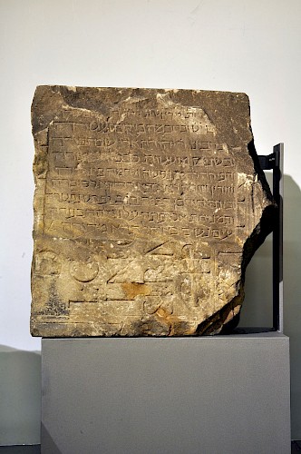 Mainz, römischer Inschriftenstein, wiederverwendet 1292. Gelber Sandstein. GDKE, Direktion Landesmuseum Mainz