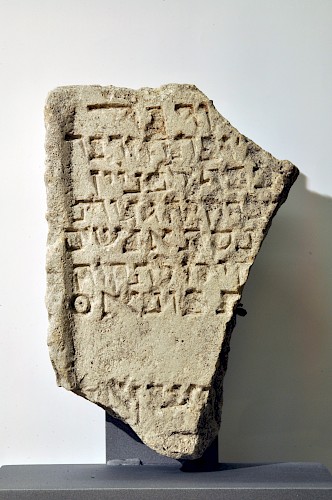 Bruchstück aus einer Bauinschrift der Synagoge, Mainz, Schusterstraße, undatiert (zwischen 1283 und 1349), Kalkstein,  © GDKE, Direktion Landesmuseum Mainz